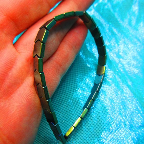 Green Titanium Hematite Arrows 7" Stretchy Gemstone Bracelet - Picture 1 of 3